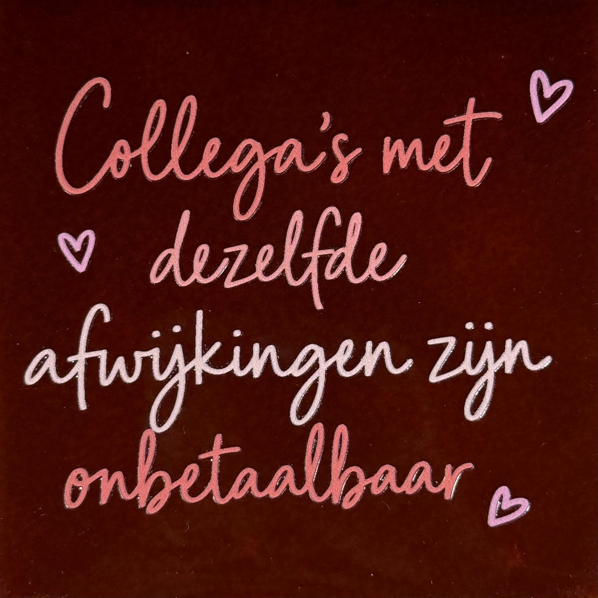 Quote tegeltje 'collega's met dezelfde afwijking zijn onbetaalbaar' kastanje/combi 6