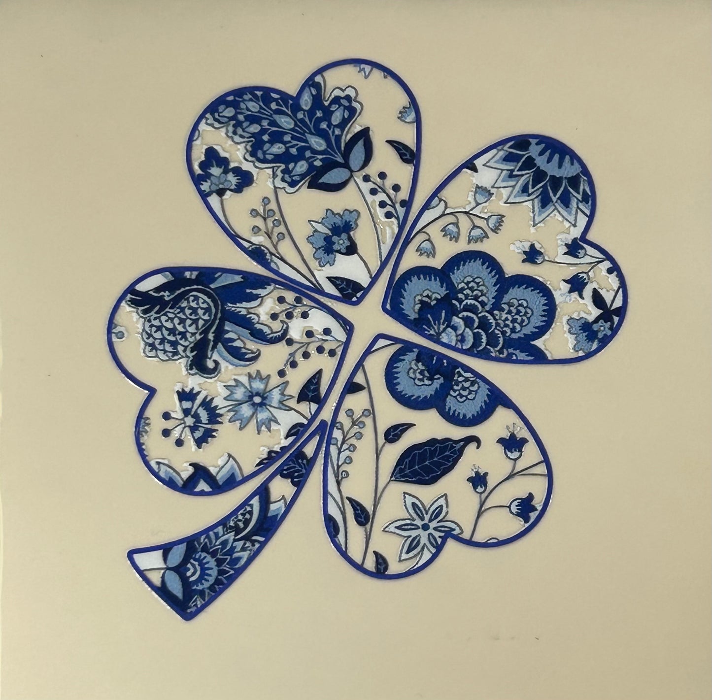 Quote tegeltje 'delftsblauw klavertje' creme/blauw
