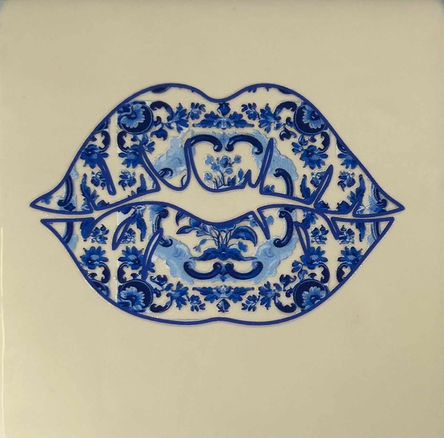 Quote tegeltje 'delftsblauw lippen' creme/blauw