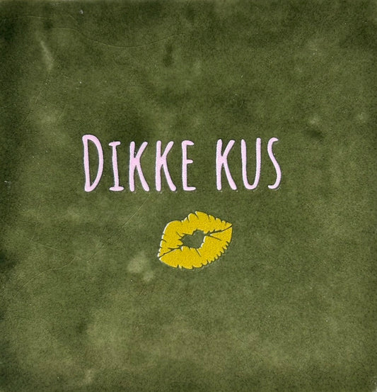 Quote tegeltje 'dikke kus' olijf/babyroze
