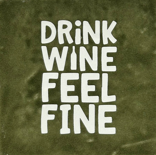 Quote tegeltje 'drink wine feel fine' olijf/creme