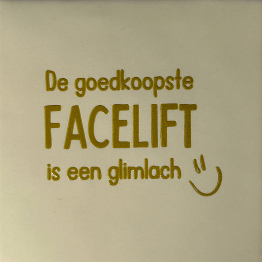 Quote tegeltje 'de goedkoopste facelift is een glimlach' creme/goud
