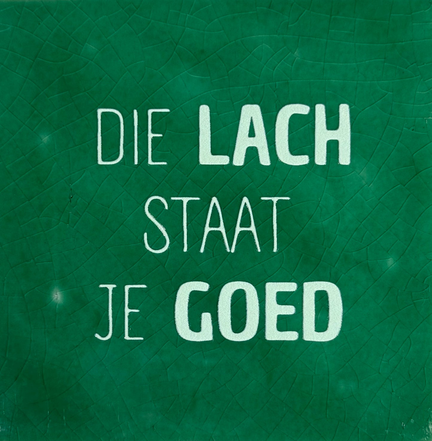Quote tegeltje 'die lach staat je goed' hardgroen/lichtgroen