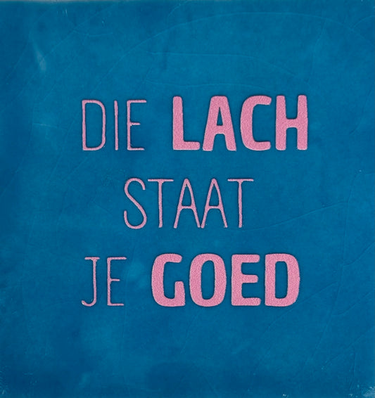 Quote tegeltje 'die lach staat je goed' lichtblauw/warmroze