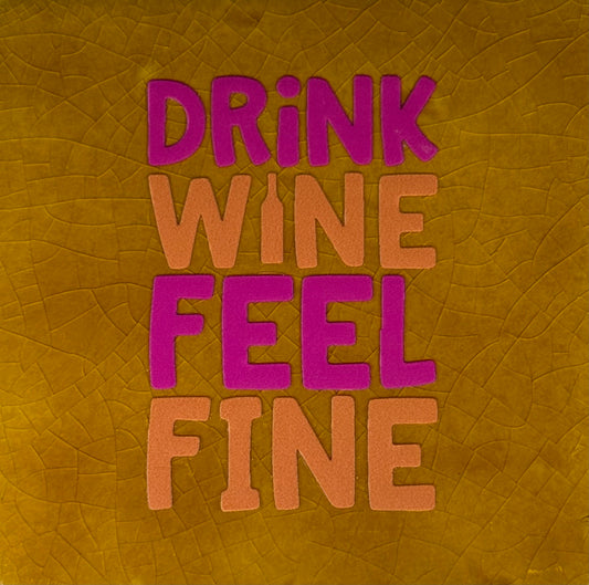 Quote tegeltje 'drink wine feel fine' oker/knalroze(oranje)