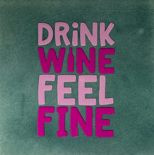 Quote tegeltje 'drink wine feel fine' zeegroen/warmroze(knalroze)