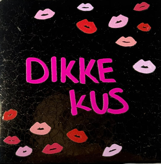 Quote tegeltje 'dikke kus' nieuw goud/knalroze(kusjes)