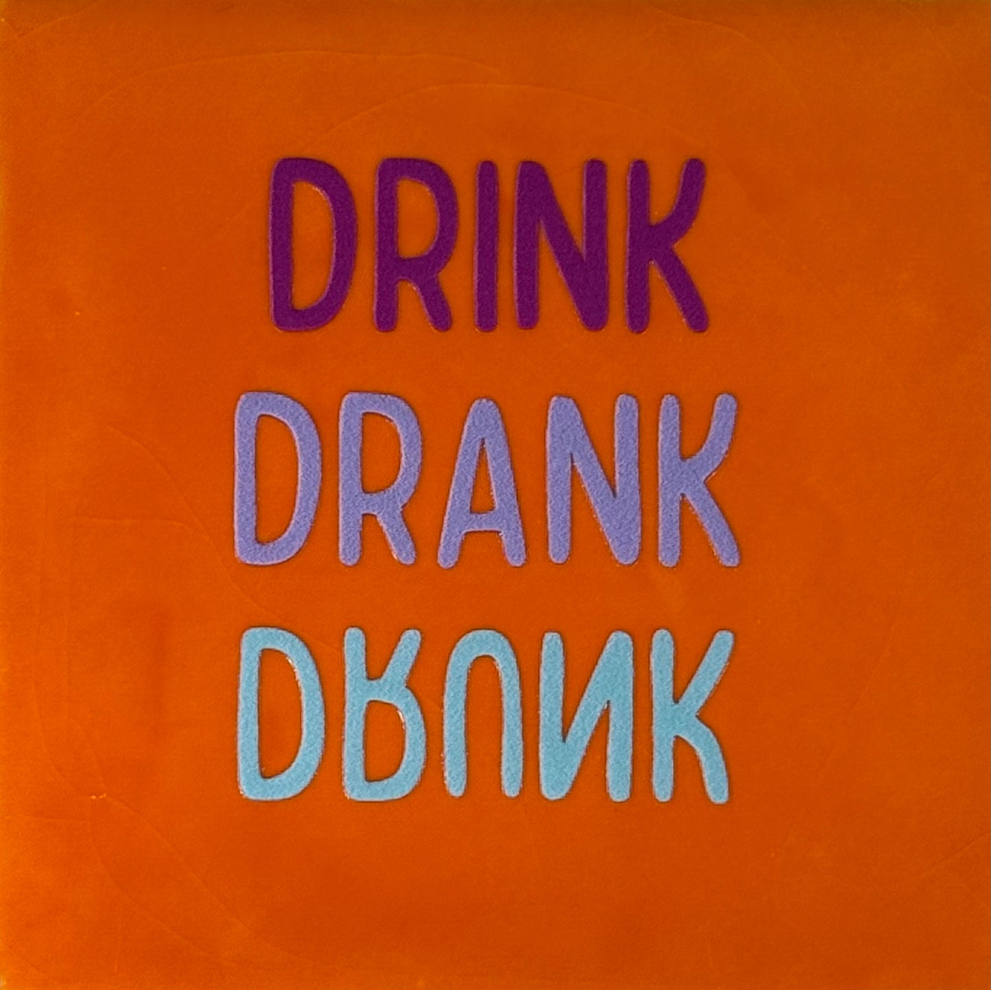 Quote tegeltje 'drink drank drunk' oranje//paars (lila-warmblauw)