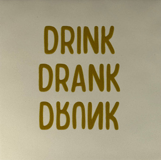 Quote tegeltje 'drink drank drunk' creme/goud