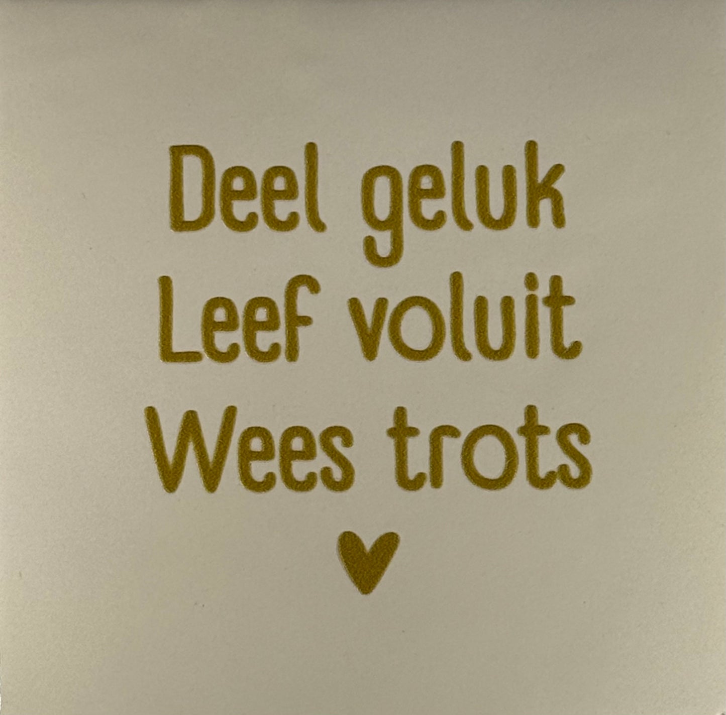 Quote tegeltje 'deel geluk leef voluit wees trots' creme/goud