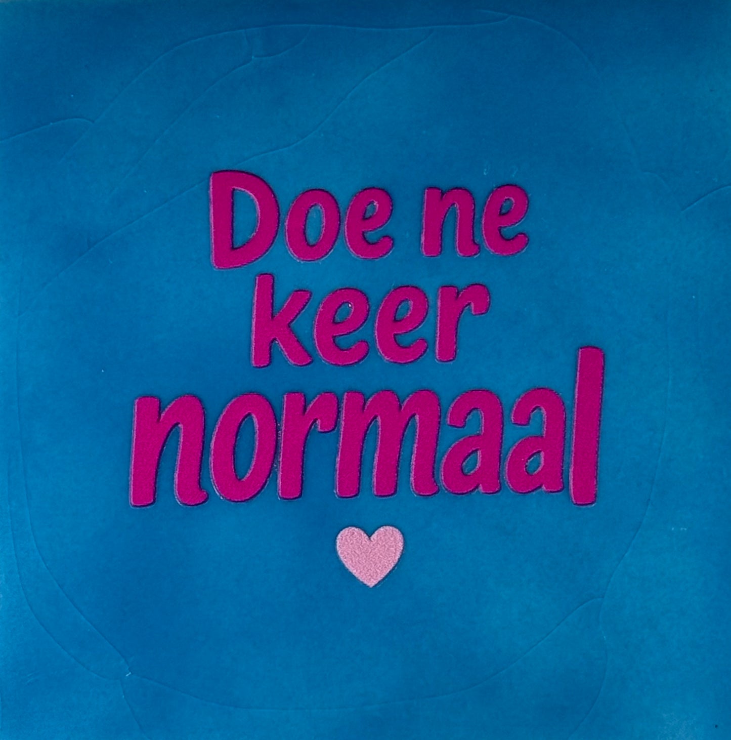 Quote tegeltje 'doe ne keer normaal' lichtblauw/knalroze(warmroze)