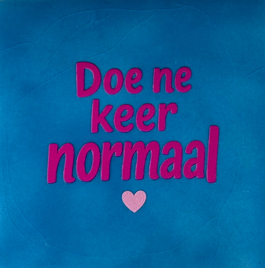 Quote tegeltje 'doe ne keer normaal' lichtblauw/knalroze(warmroze)