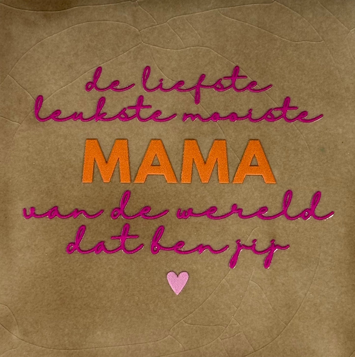 Quote tegeltje 'de liefste leukste mooiste mama...(nieuw)'taupe/oranje(knalroze-warmroze)