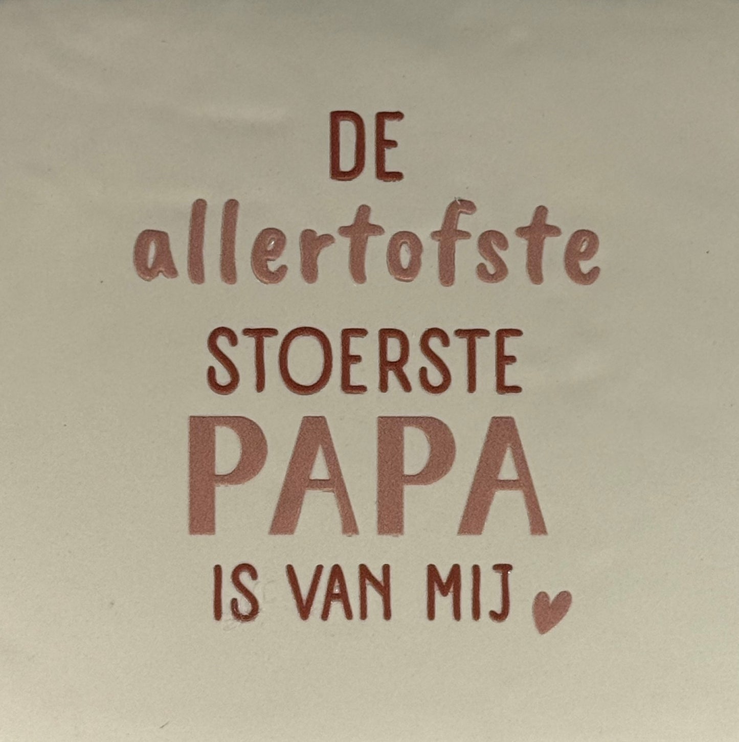 Quote tegeltje 'de allertofste stoerste papa is van mij' creme/taupe(nude roze)