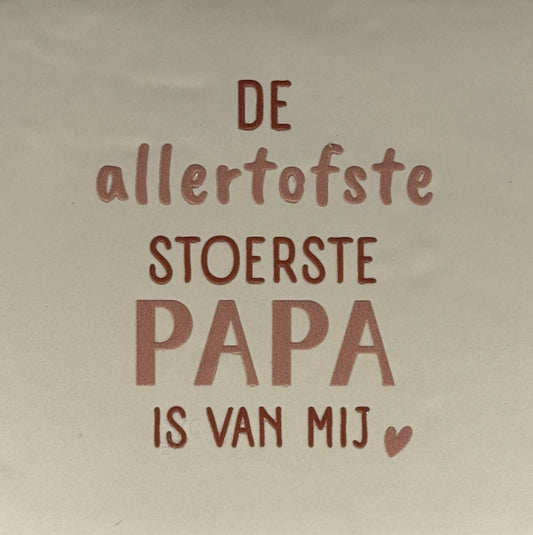 Quote tegeltje 'de allertofste stoerste papa is van mij' creme/taupe(nude roze)