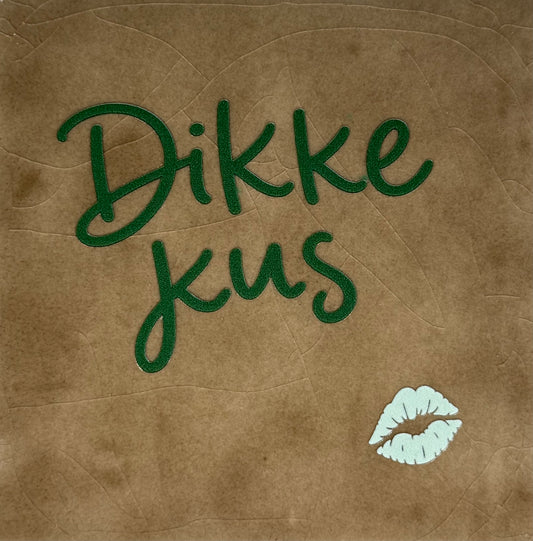 Quote tegeltje 'dikke kus' klein nieuw taupe/donkergroen(lichtgroen)