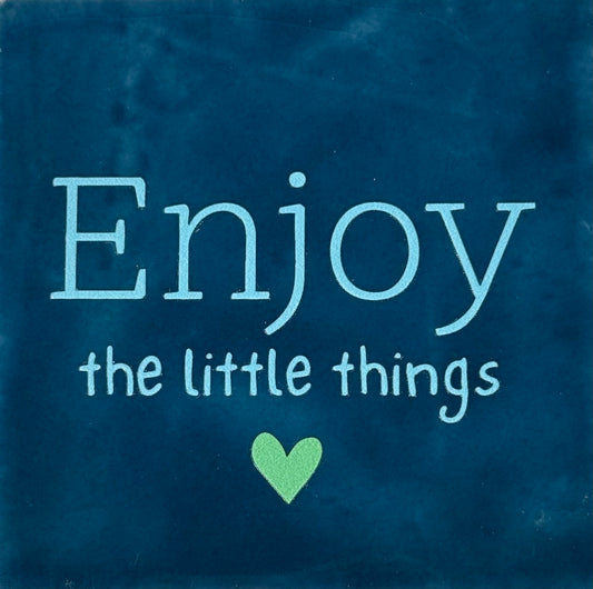 Quote tegeltje 'enjoy the little things' donkerblauw/warmblauw (mint)