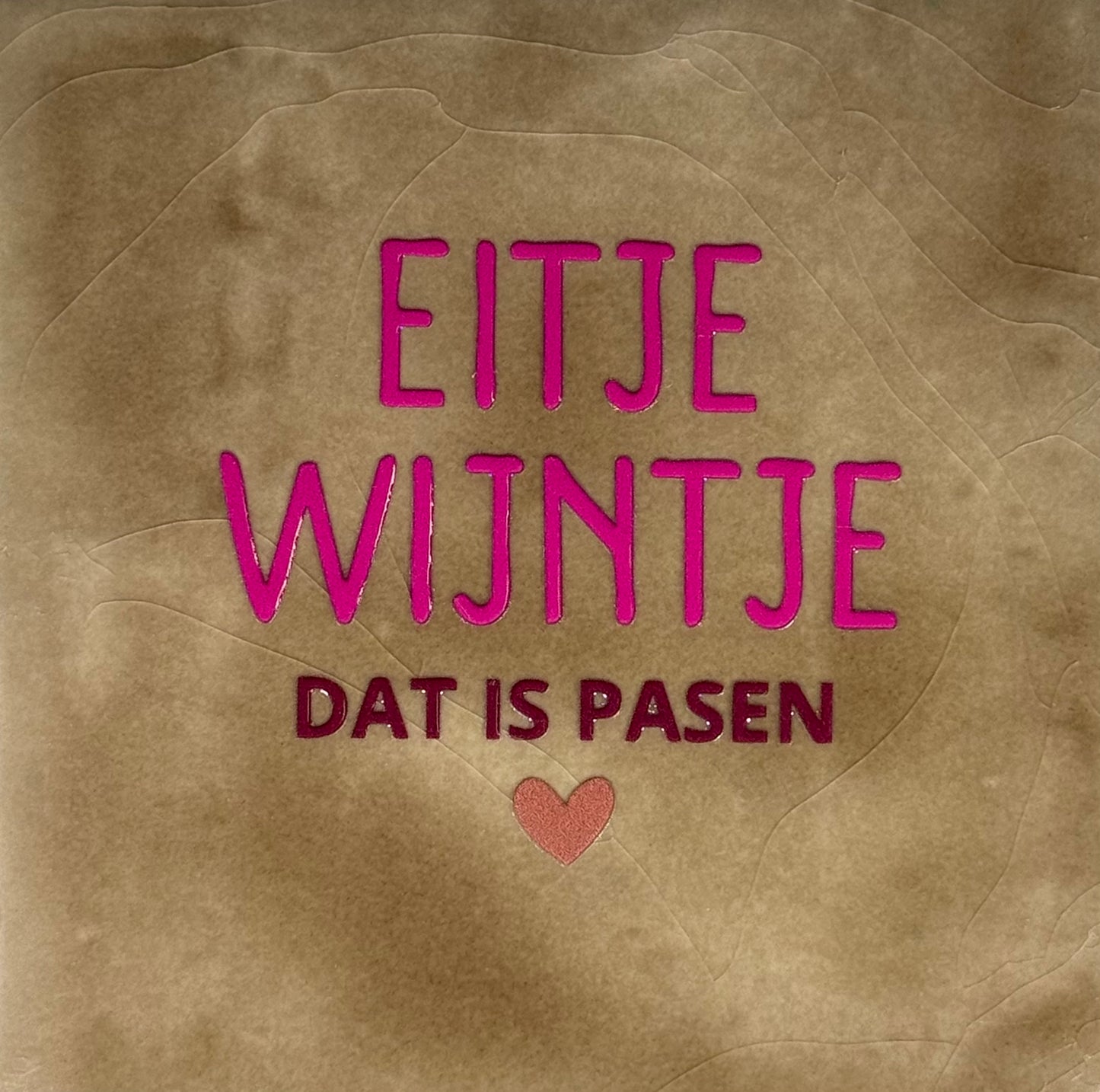 Quote tegeltje 'eitje wijntje dat is pasen' taupe/knalroze(cherry-taupe)