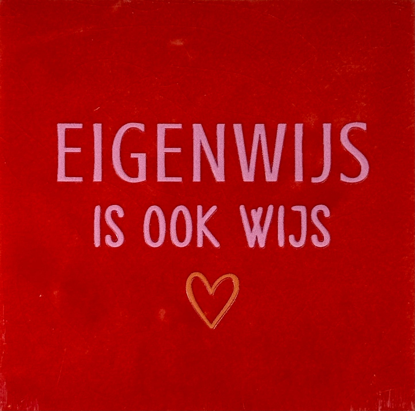 Quote tegeltje 'eigenwijs is ook wijs' rood/warmroze(oranje)
