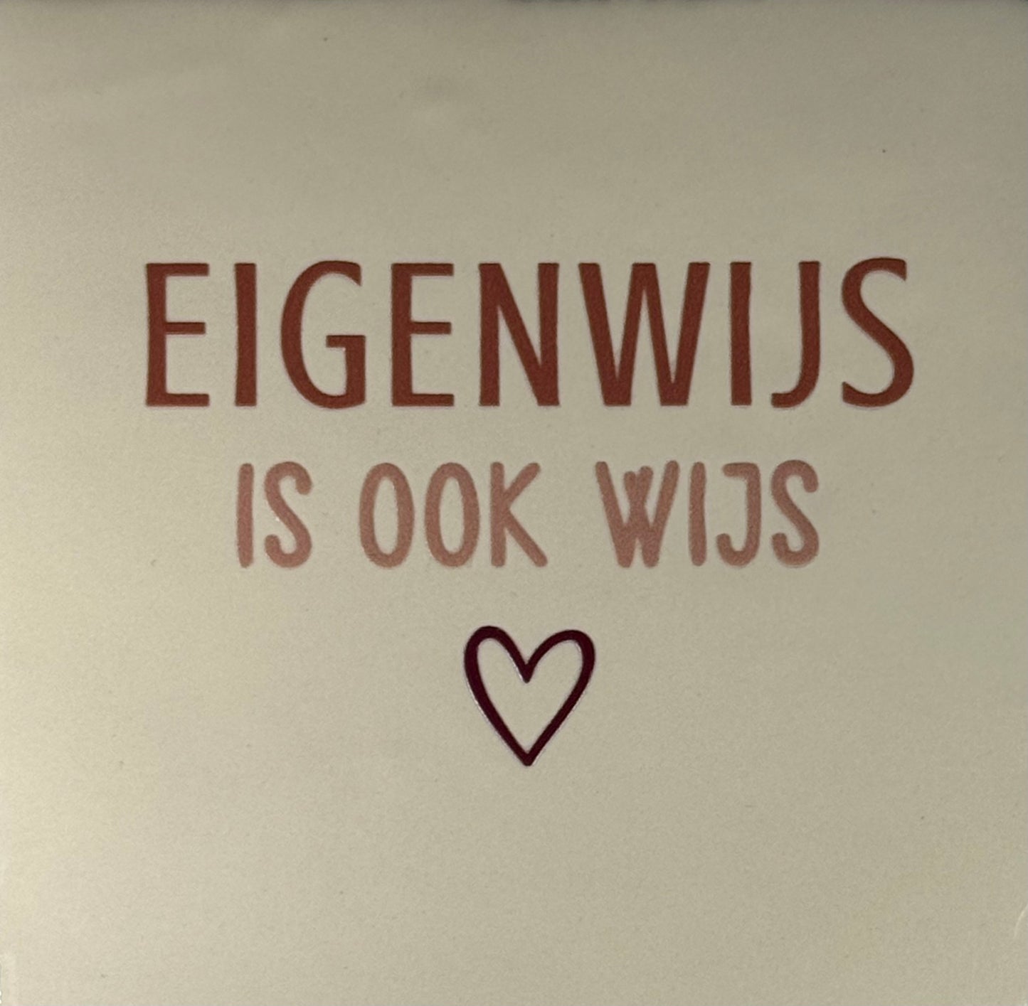 Quote tegeltje 'eigenwijs is ook wijs' creme/taupe(nude roze-cherry)