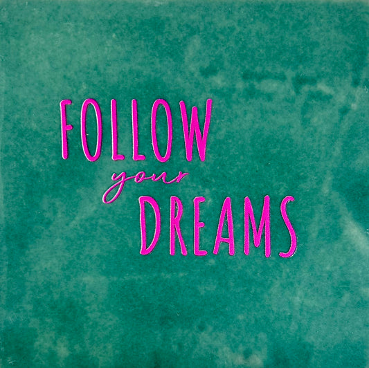 Quote tegeltje 'follow your dreams' zeegroen/roze