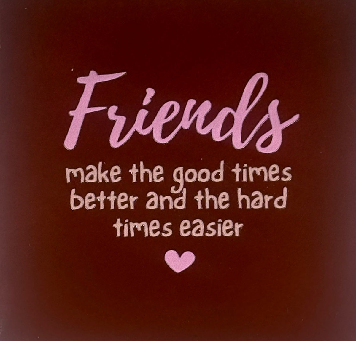 Quote tegeltje 'friends make the good times better...' kastanje/warmroze(nude roze)