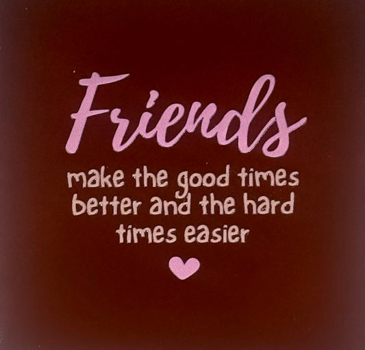 Quote tegeltje 'friends make the good times better...' kastanje/warmroze(nude roze)