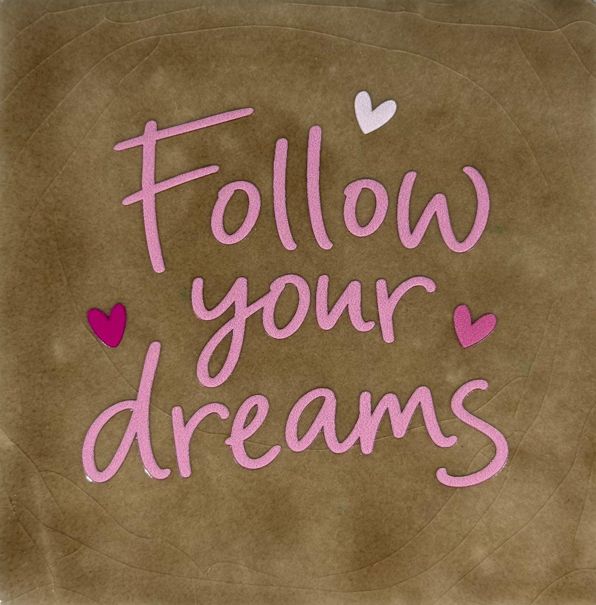 Quote tegeltje 'follow your dreams' taupe/warmroze(combi 4)