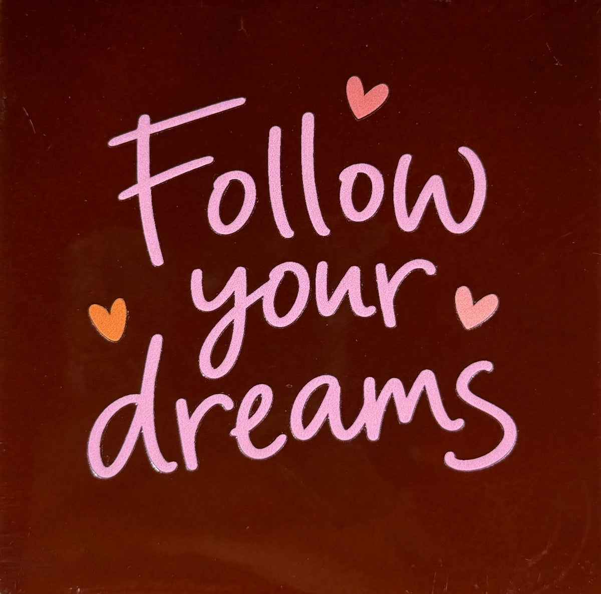 Quote tegeltje 'follow your dreams' kastanje/warmroze(oranje-zalm-koraal)