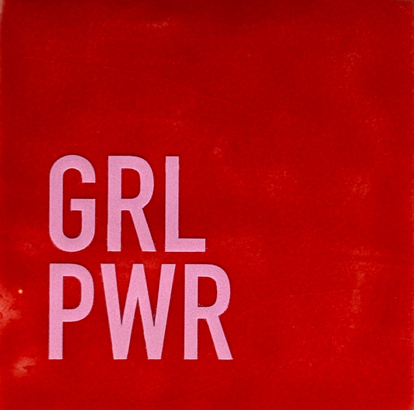 Quote tegeltje 'GRL PWR' rood/warmroze