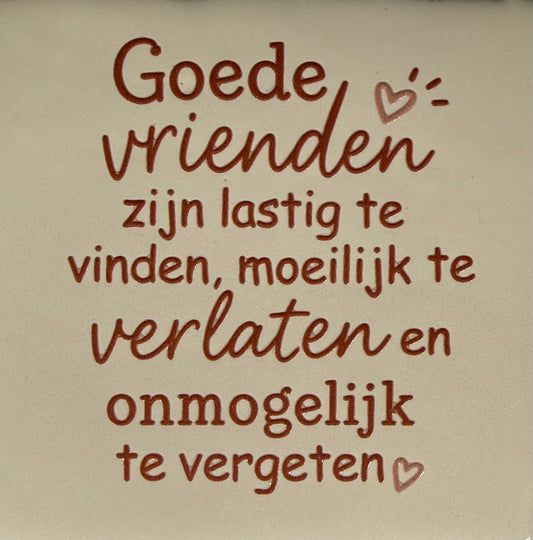 Quote tegeltje 'goede vrienden zijn lastig te vinden..' creme/taupe(nude roze)