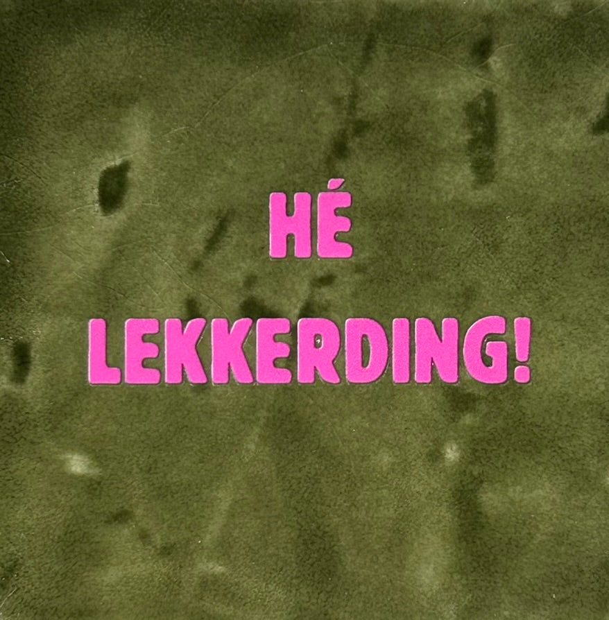 Quote tegeltje 'hé lekker ding' olijf/roze