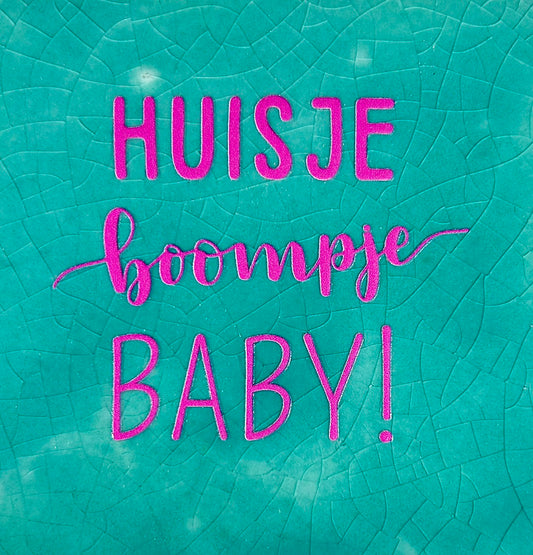 Quote tegeltje 'huisje boompje baby' hardgroen/roze
