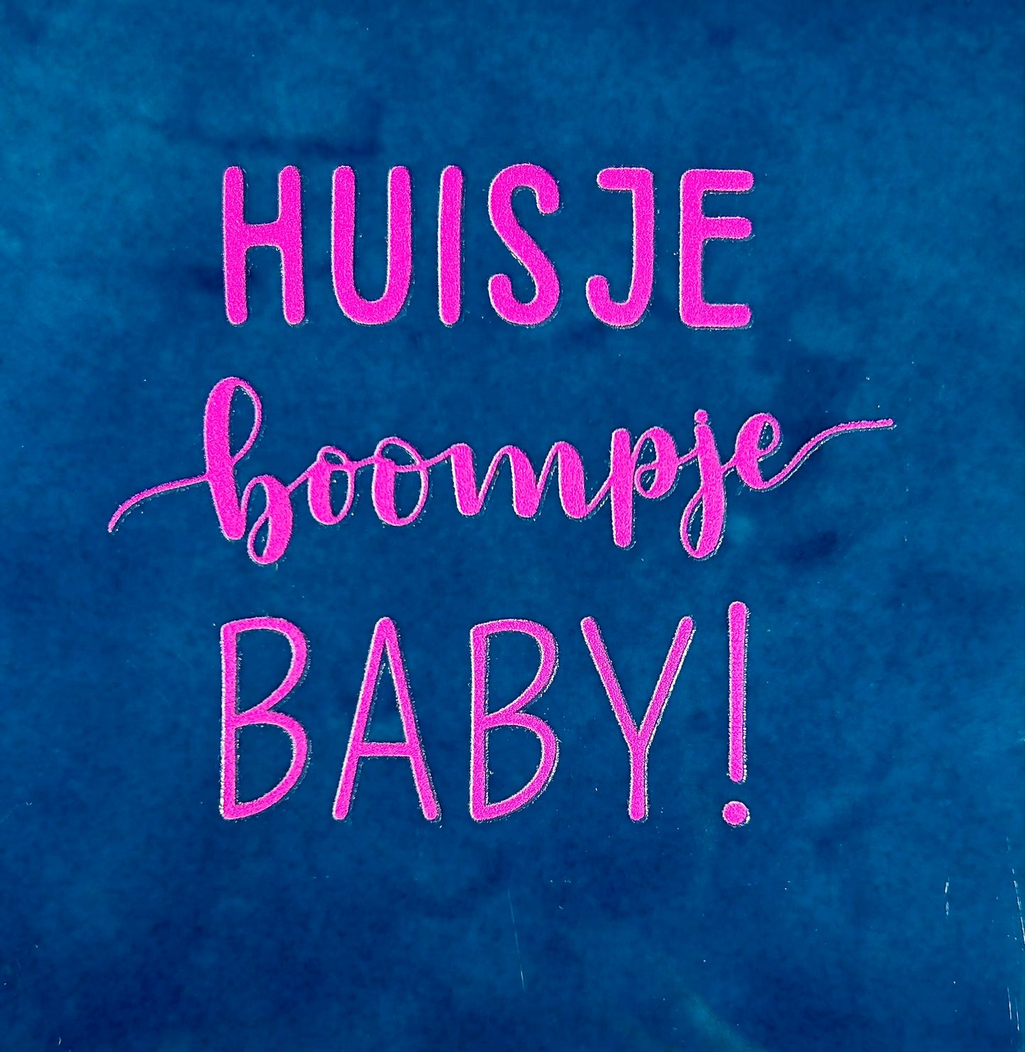 Quote tegeltje 'huisje boompje baby' donkerblauw/roze