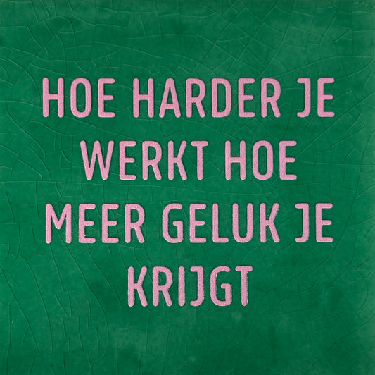 Quote tegeltje 'hoe harder je werkt hoe meer geluk je krijgt' hardgroen/warmroze