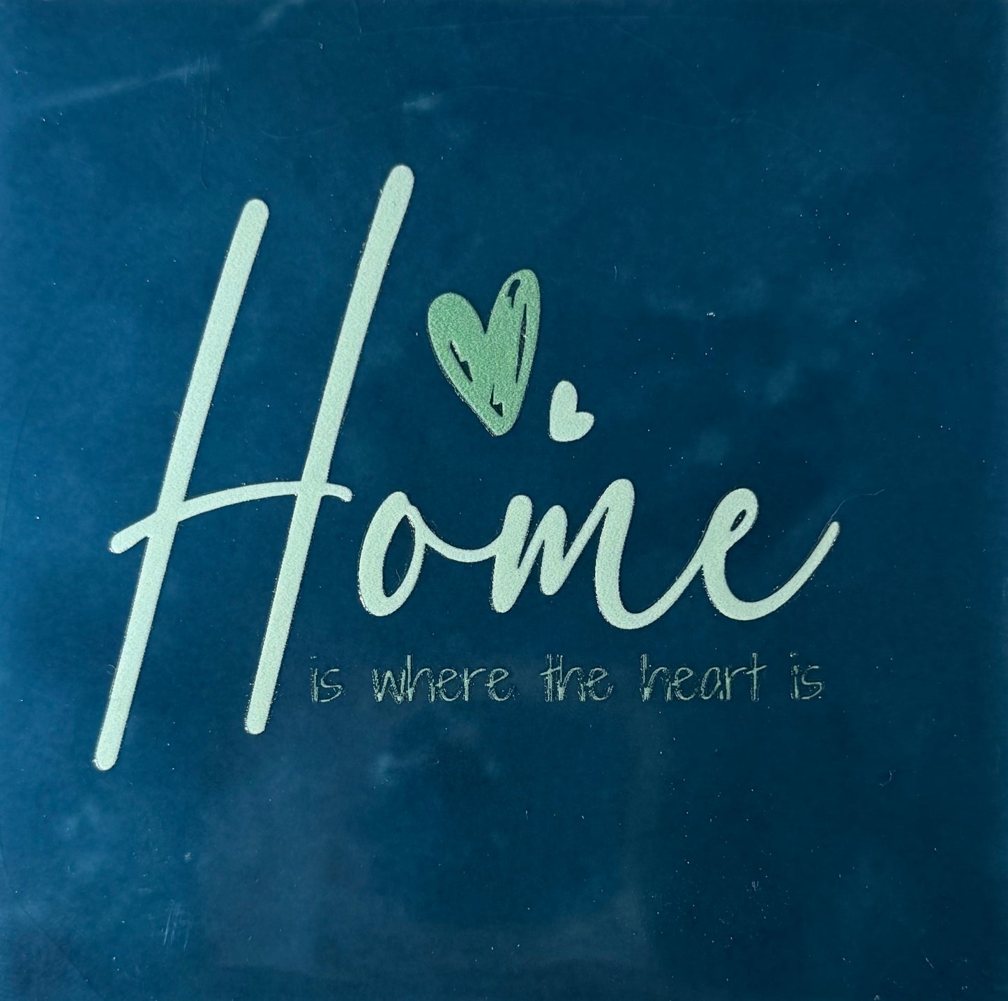 Quote tegeltje 'home is where the heart is' donkerblauw/lichtgroen (mint)