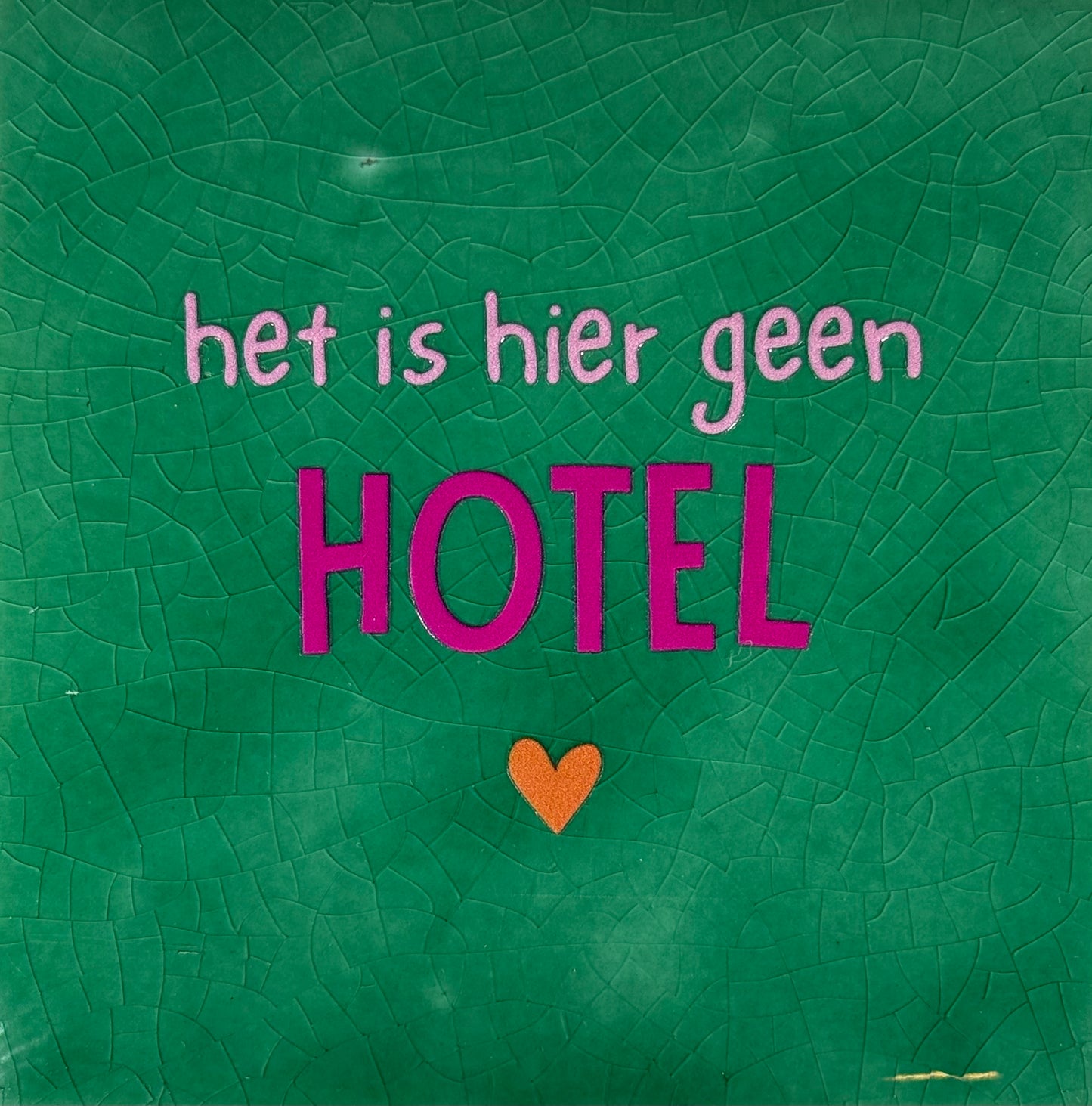 Quote tegeltje 'het is hier geen hotel' hardgroen/knalroze(warmroze-oranje)