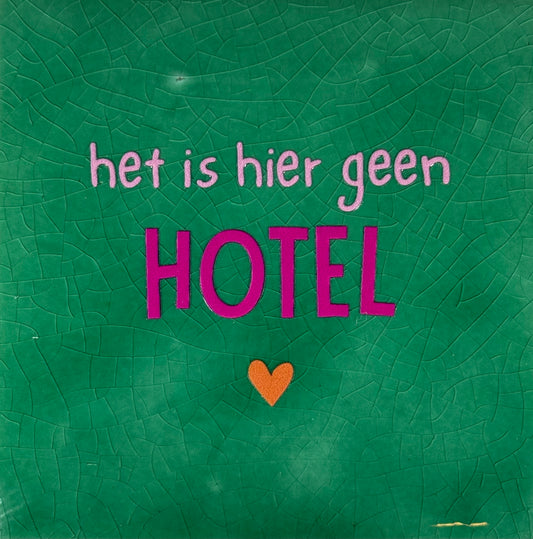 Quote tegeltje 'het is hier geen hotel' hardgroen/knalroze(warmroze-oranje)