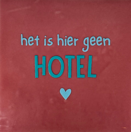 Quote tegeltje 'het is hier geen hotel' roze/turquoise(warmblauw)