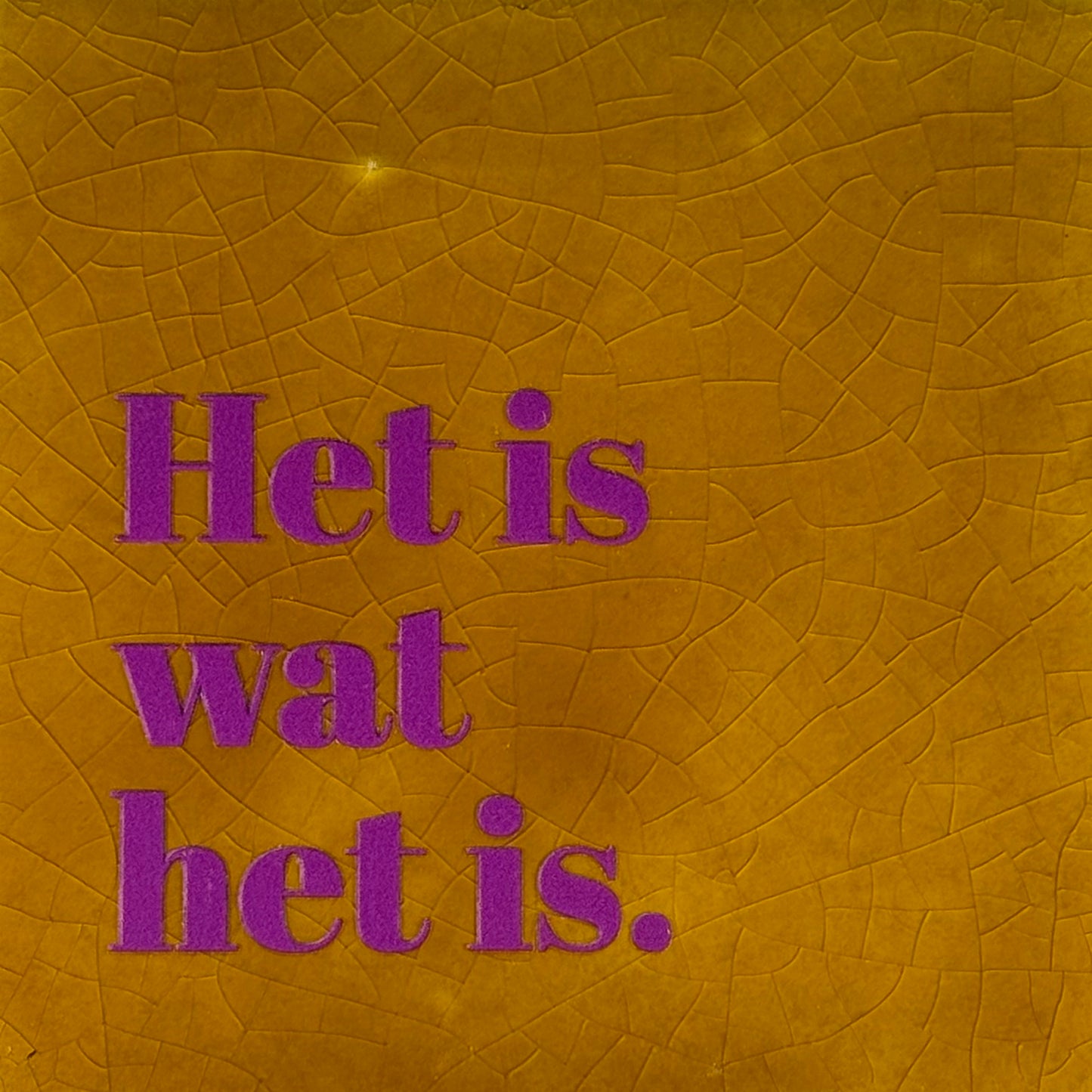 Quote tegeltje 'het is wat het is' oker/paars