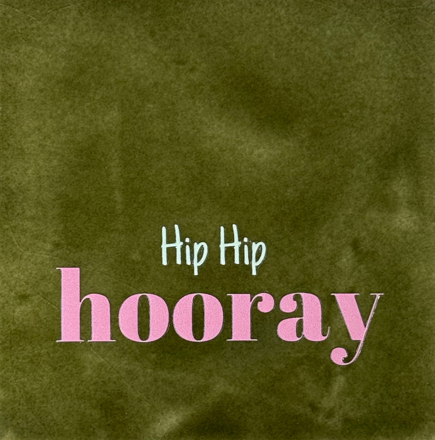 Quote tegeltje 'hip hip hooray' olijf/warmroze(lichtgroen)