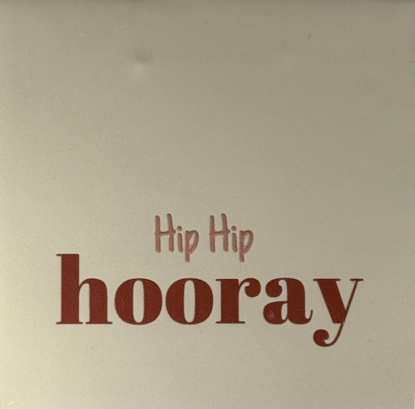 Quote tegeltje 'hip hip hooray' creme/taupe(nude roze)