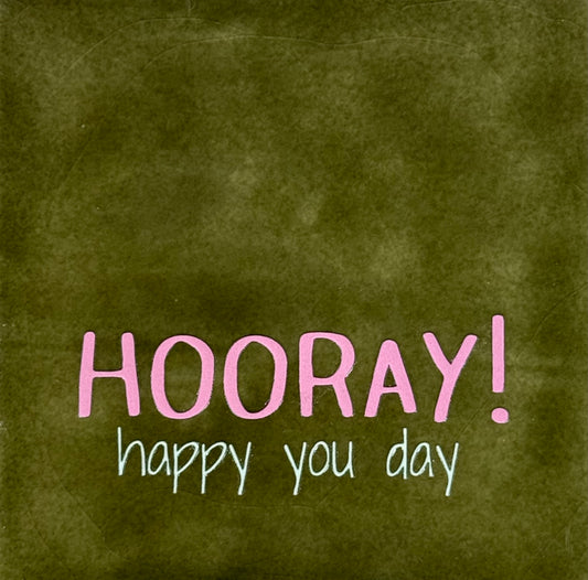Quote tegeltje 'hooray! Happy you day' olijf/warmroze(lichtgroen)