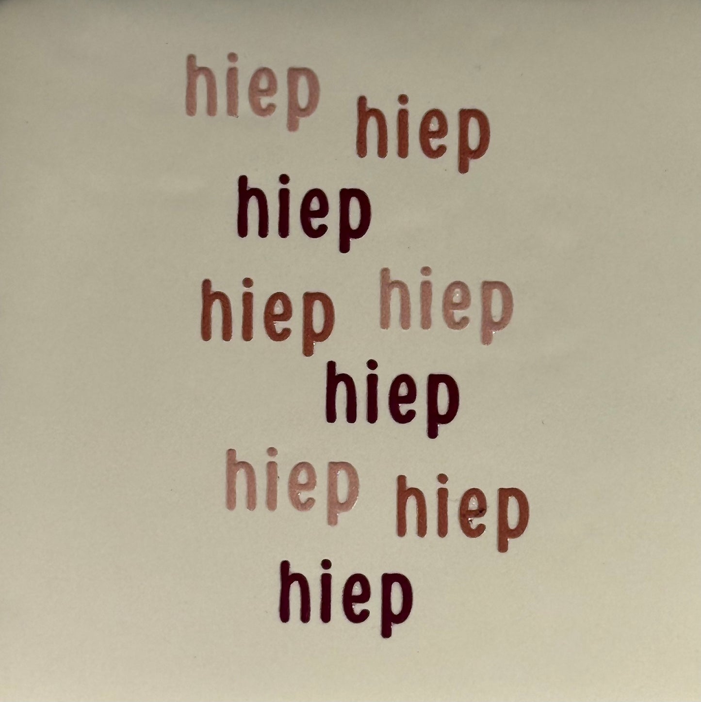 Quote tegeltje 'hiep hiep hiep...' creme/nude roze(taupe-cherry)