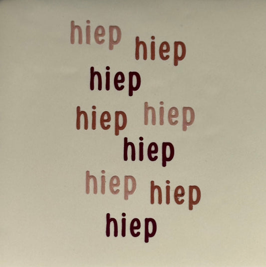 Quote tegeltje 'hiep hiep hiep...' creme/nude roze(taupe-cherry)
