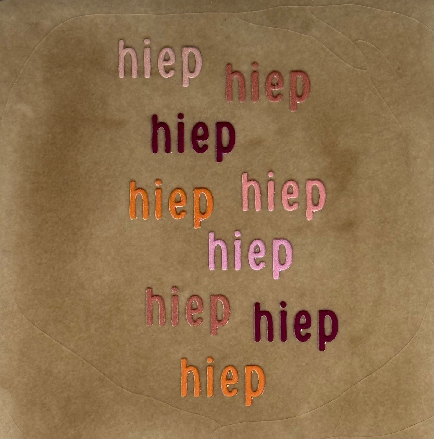 Quote tegeltje 'hiep hiep hiep...' taupe/nude roze(oranje-taupe-cherry-warmroze)