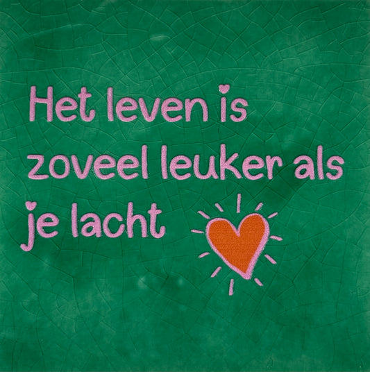 Quote tegeltje 'het leven is zoveel leuker als je lacht' hardgroen/warmroze(oranje)