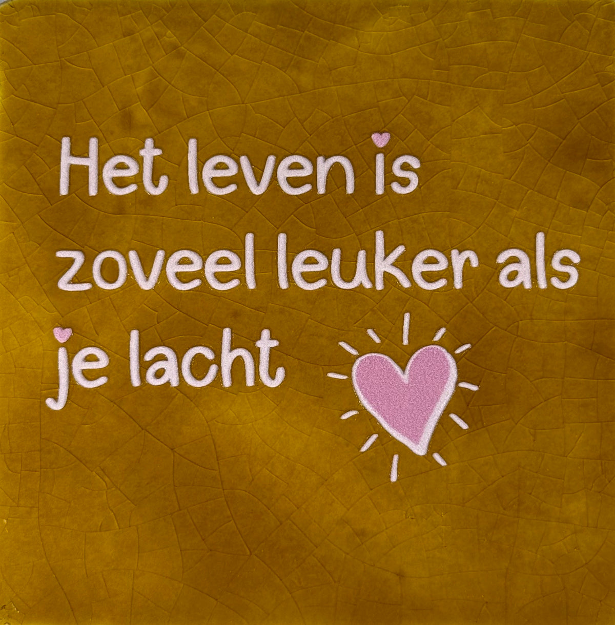 Quote tegeltje 'het leven is zoveel leuker als je lacht' oker/zachtroze(warmroze)