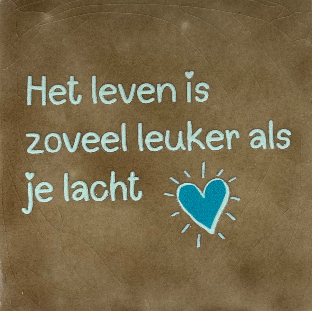 Quote tegeltje 'het leven is zoveel leuker als je lacht' taupe/lichtgroen(turquoise)