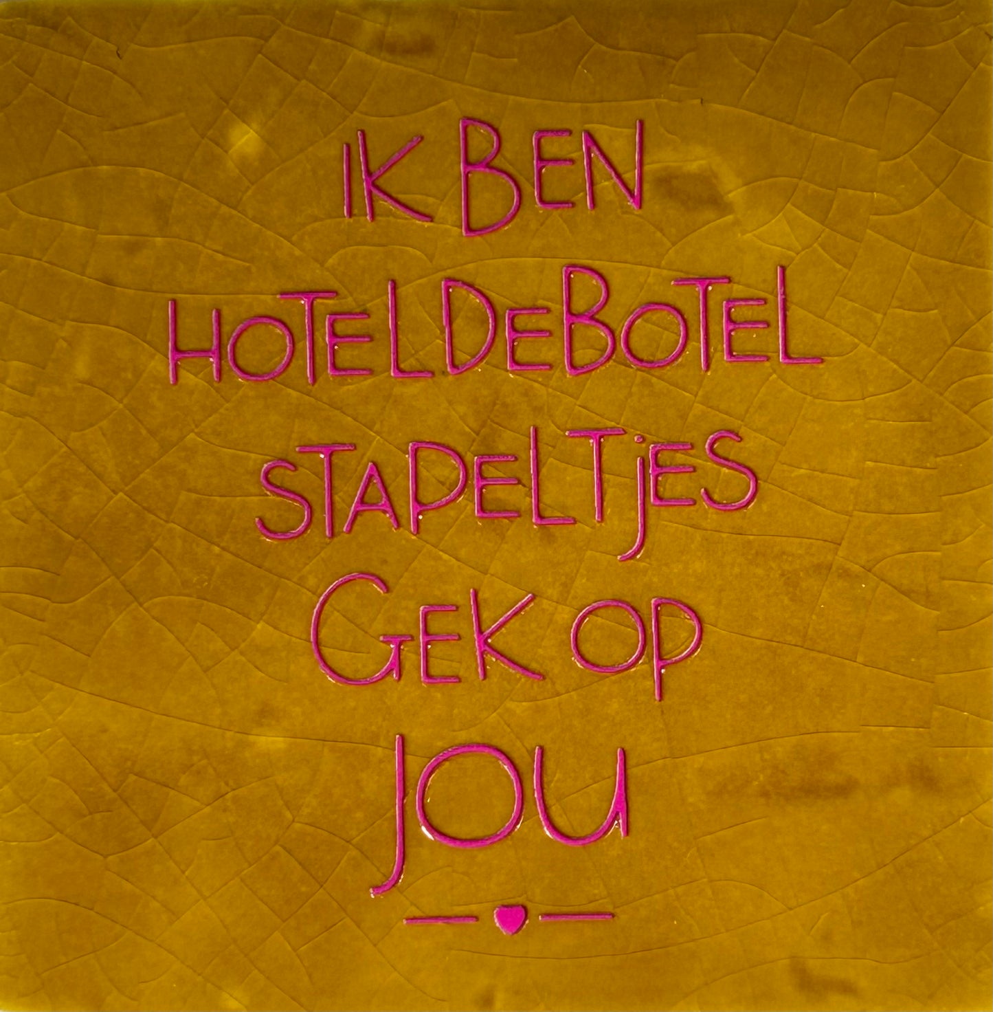 Quote tegeltje 'Hoteldebotel stapeltjes gek op jou' oker/roze